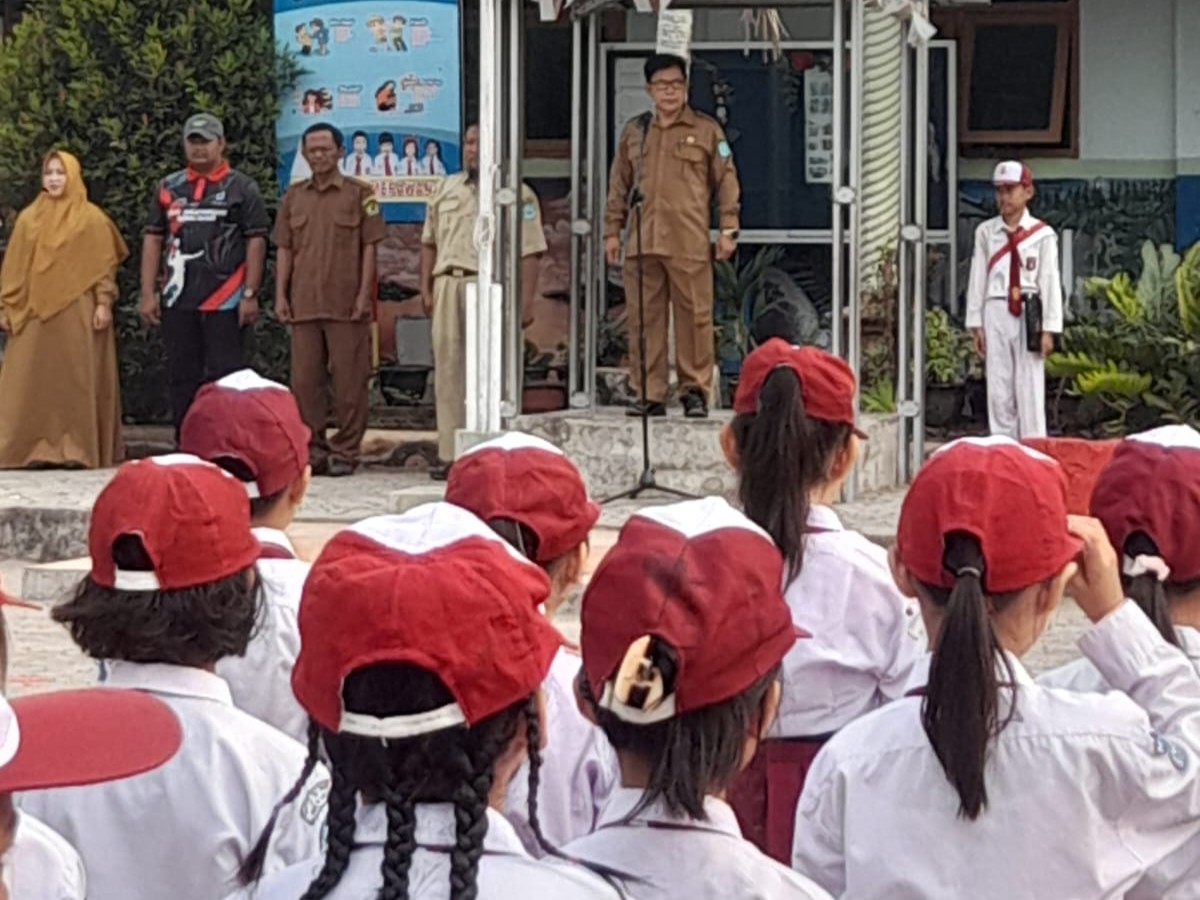 Jadi Pembina Upacara di SDN 9 Merawang, Kadin Kominfotik Ajak cerdas dalam menerima dan menyebarkan informasi.