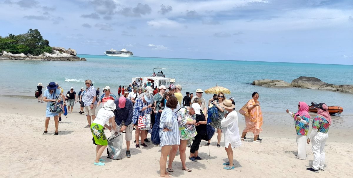 Kapal Pesiar Paul Gauguin Cruise, Merapat di Pantai Parai Tenggiri