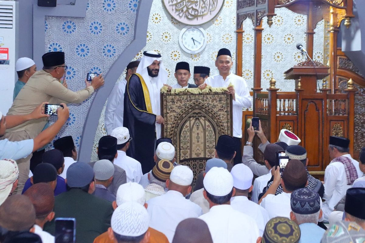 Kunjungi Masjid Agung Sungailiat, Syaikh Abdurrahman Al-Ausy Ajak Masyarakat Doakan Pemimpin dan Pemerintah.