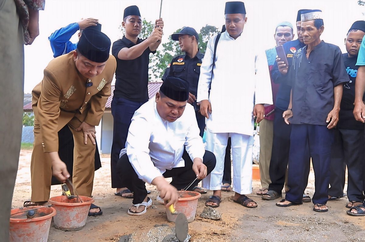 Pj. Bupati Letakkan Batu Pertama Pembangunan Masjid Al-Ikhlas Banyuasin