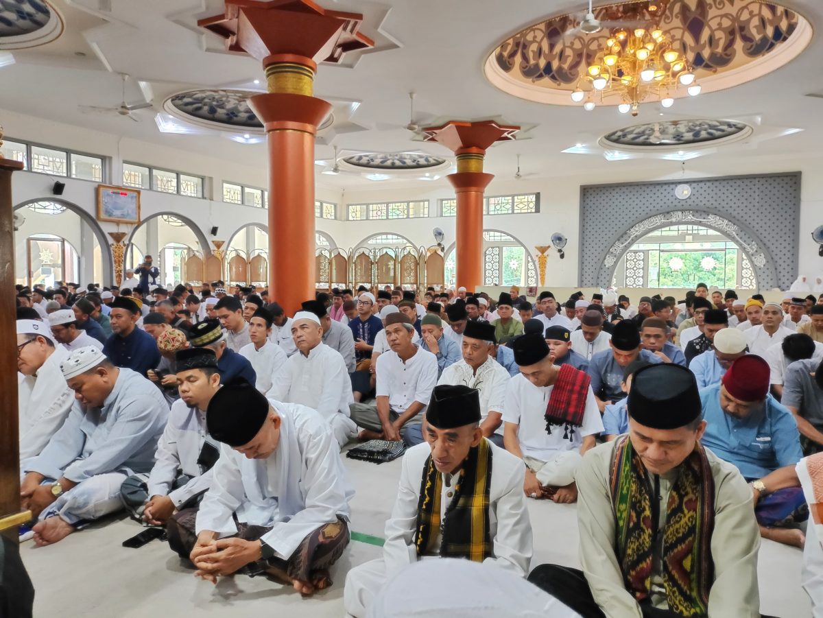 Plh. Sekda Bangka Sholat Idul Fitri Bersama Masyarakat Di Masjid Agung Sungailiat