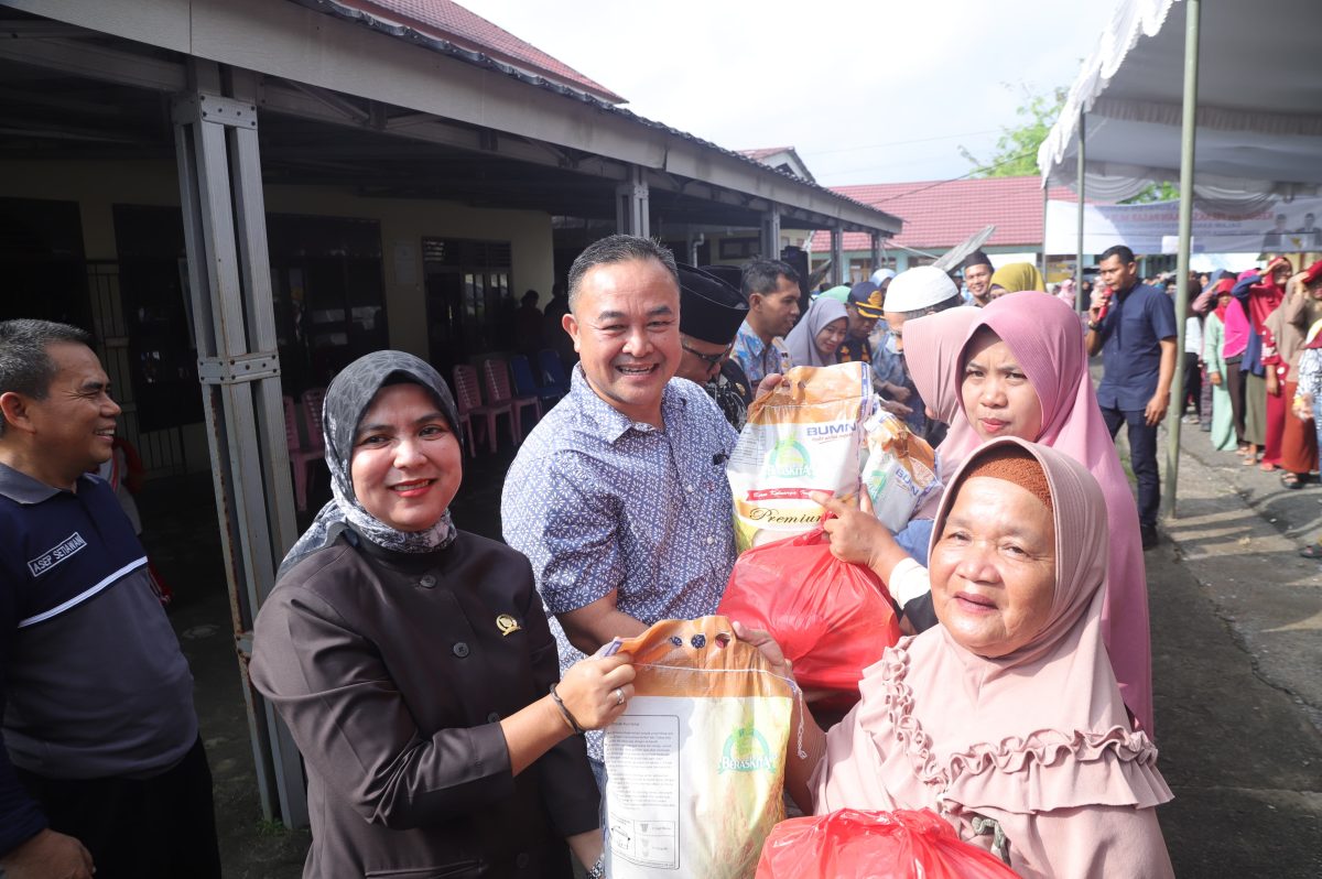 PJ Bupati Bangka, Jantani Ali Tinjau Pelaksanaan Operasi Pasar Subsidi di Kecamatan Merawang