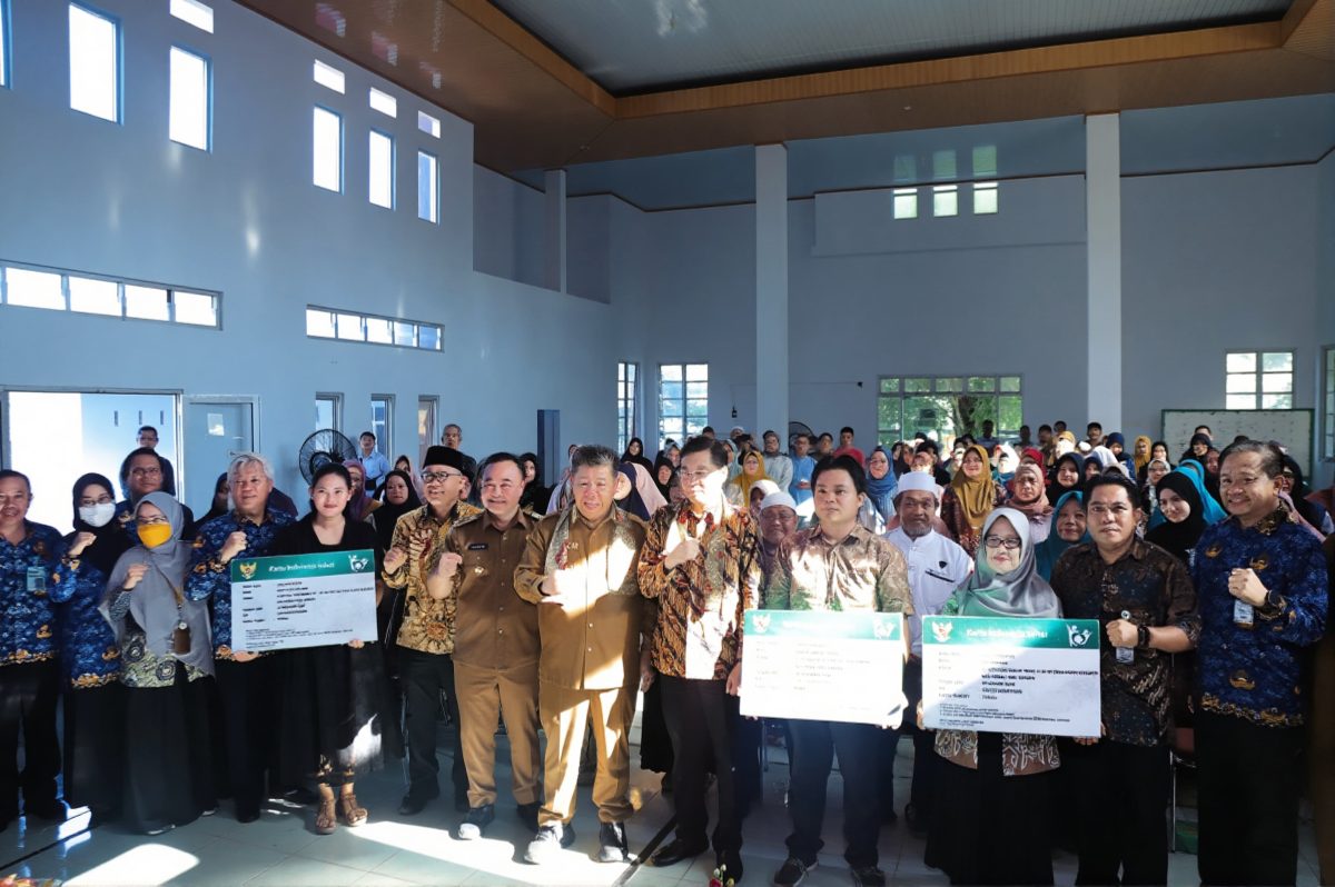 Terima Kartu BPJS PBI, Masyarakat Bangka Ikuti Jaminan Kesehatan Nasional