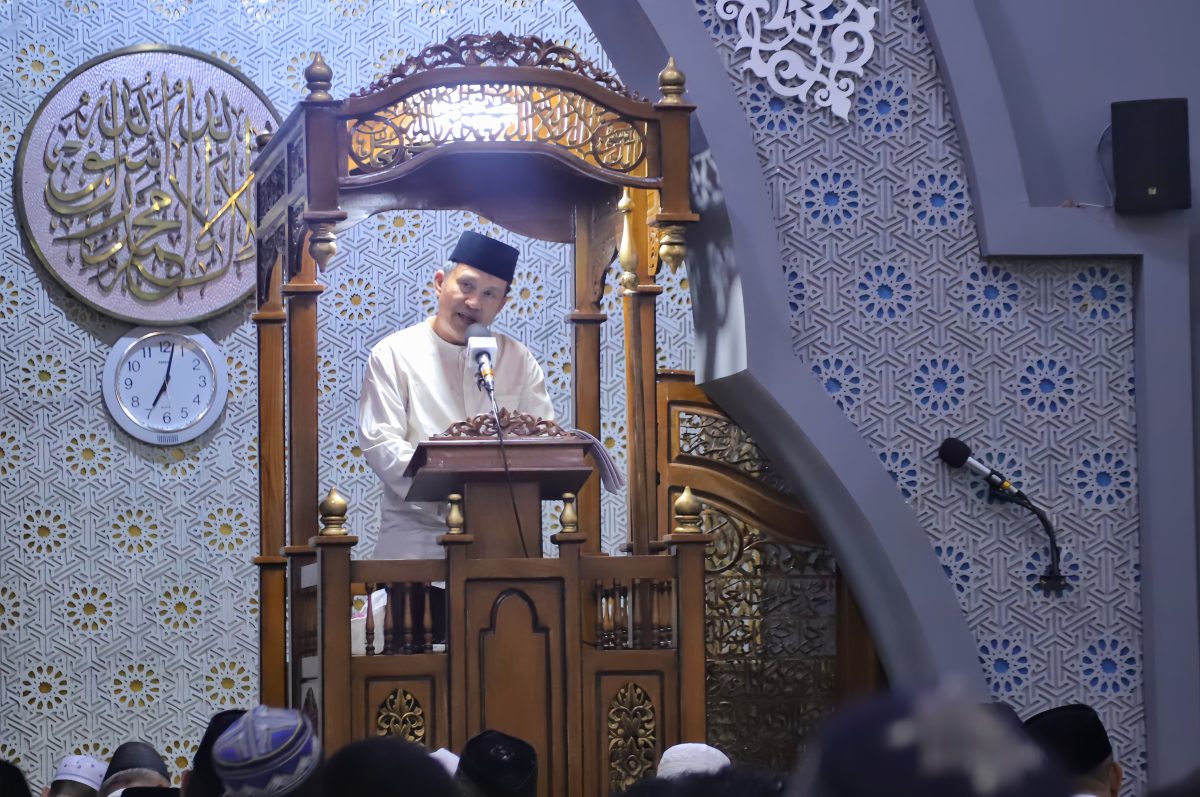 Bupati Bangka dan Jajaran Forkopimda Sholat Idul Fitri di Masjid Agung Sungailiat