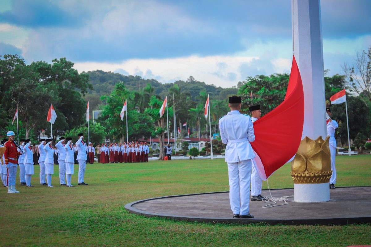 Dibawah Terik Matahari, Penurunan Bendera Merah Putih Berlangsung Sakral