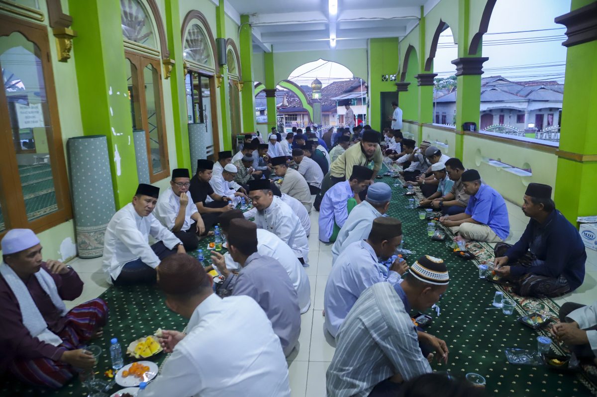 Safari Ramadhan ke Desa Kemuja, Pemkab Bangka Berikan Bantuan untuk Masjid dan Santunan Kaum Duafa