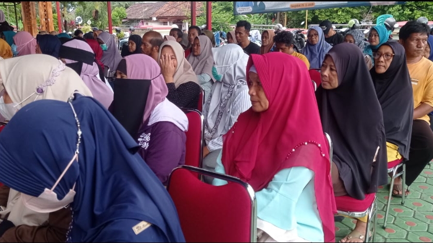 Lansia dan Anak Yatim Terima Bantuan, Tangis Pecah Indragini (53) Warga Bukit Betung