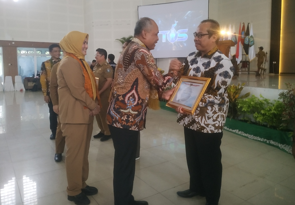 Bangka TTIS Dikukuhkan, PJ Sekda Bangka Terima Surat Tanda Registrasi Dari BSSN