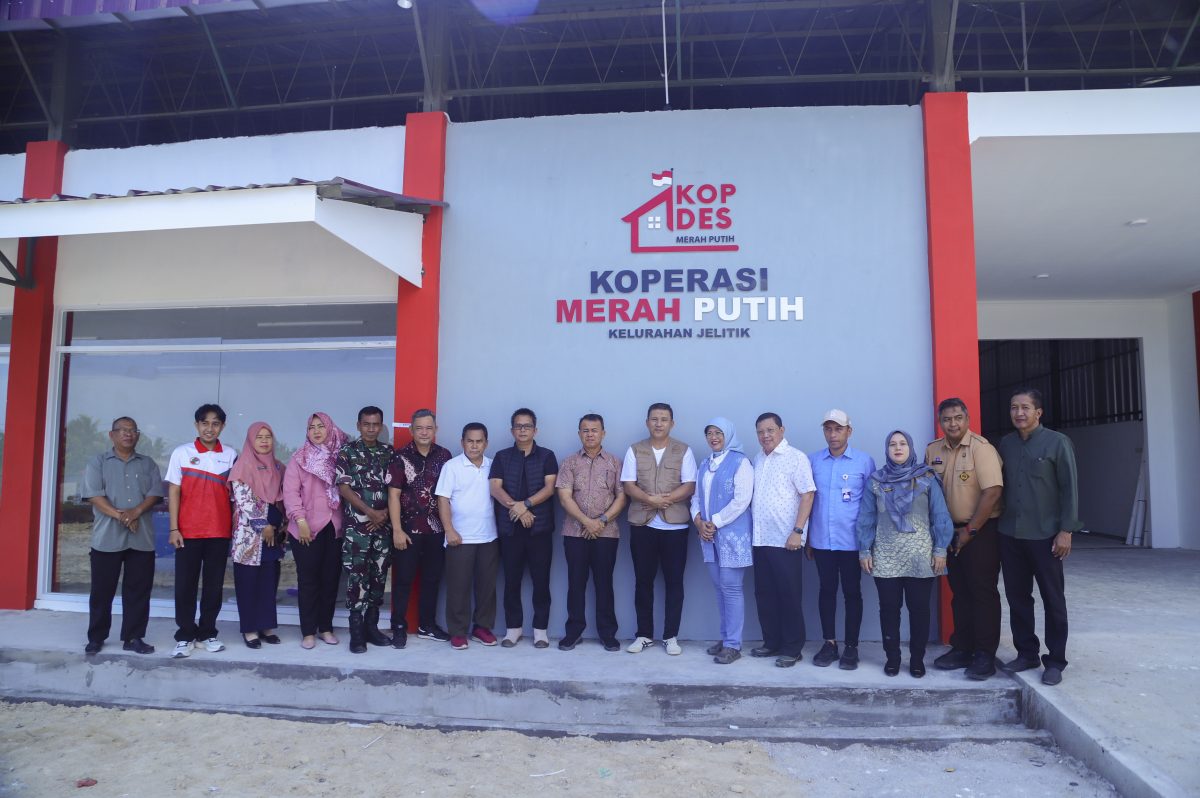 Staf Khusus Kemenkop RI Tinjau Pembangunan Gerai Koperasi Merah Putih Kelurahan Jelitik